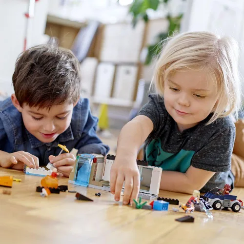 Vista 3 de LEGO Juniors/4+ The Incredibles 2 The Great Home Escape 10761 Kit de construcción (178 piezas)