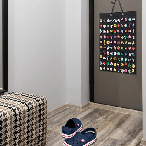 Vista 4 de Organizador de dijes para zapatos, soporte colgante con 100 agujeros para Crocs Charms, exhibición montada en la pared, capacidad para hasta 100