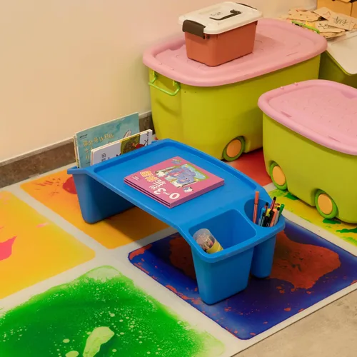 Vista 4 de Basicwise QI003253BL - Bandeja de escritorio para niños, mesa de actividades portátil, color azul