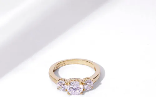 Vista 5 de Tienda Essentials Anillo redondo de 3 piedras de plata de ley chapada en platino o oro hecho con circonita cúbica de elementos infinitos