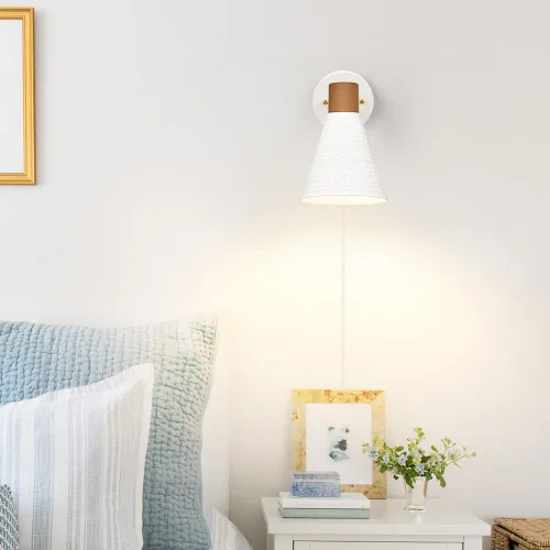 Vista 2 de Juego de 2 apliques de pared blancos enchufables, lámpara de pared moderna con cable de enchufe, aplique de madera con pantalla de metal martillado