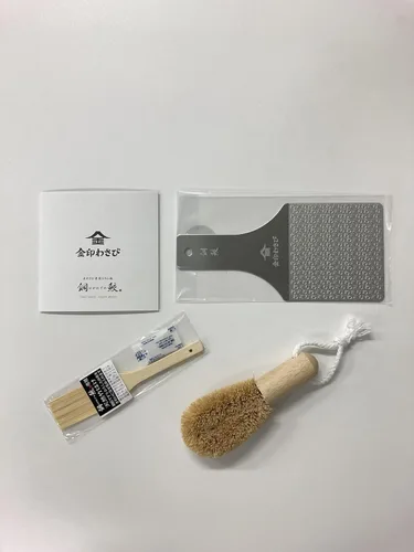 Vista 3 de Rallador de Wasabi de acero inoxidable sostenible – Hagane Zame – Rejilla Wasabi, ajo, jengibre, manzanas, frutas, verduras, textura