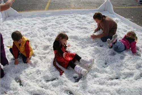 Vista 5 de Nieve falsa instantánea Insta-Snow de Be Amazing, hace 2 galones, Blanco
