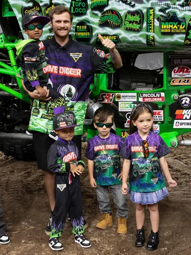 Vista 5 de Monster Jam Camisa hawaiana abotonada para toda la familia, diseño Grave Digger, desde niños pequeños hasta adultos
