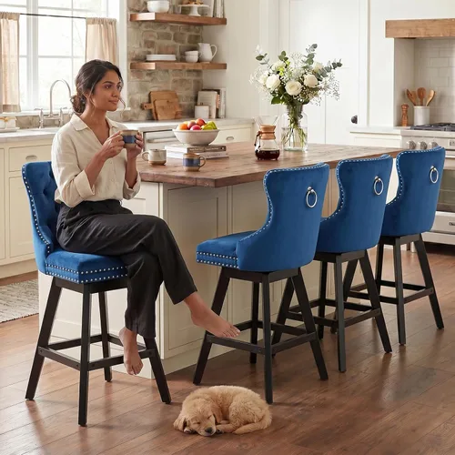 Vista 257 de SoarFlash Juego de 2 taburetes de bar tapizados de terciopelo moderno con patas de madera, botones acolchados, cabeza de clavo cromada, asiento