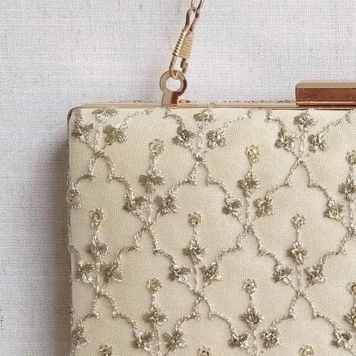 Vista 3 de AMYRA Anya Box Clutch, bolso de mano casual, regalos de cumpleaños, Crema y oro claro