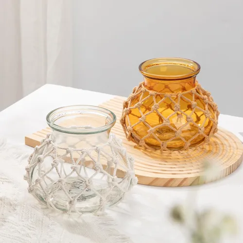 Vista 7 de Hollyone Jarrón de vidrio ámbar con cubierta de cuerda de algodón, jarrón redondo de vidrio tejido, botella de flores decorativa, jarrón moderno