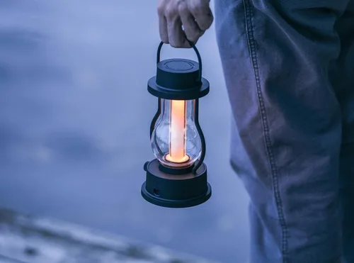 Vista 5 de BALMUDA La Linterna Linterna LED Recargable 3 Modos de Luz: Vela, Ámbar y Blanco Cálido Funciona con Pilas Ligera Resistente al Agua