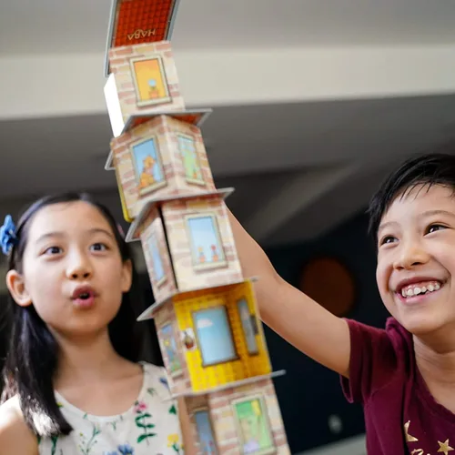 Vista 5 de Haba Rhino Hero, un heroico juego de cartas para niños de 5 años en adelante, triple ganador de premios