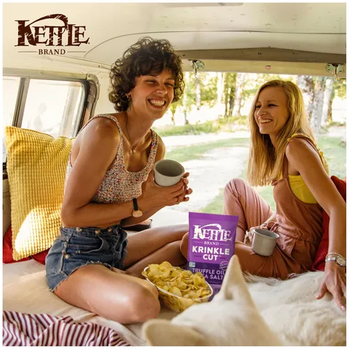 Vista 6 de Kettle Brand Papas fritas, corte Krinkle, aceite de trufa y sal marina, 5 onzas