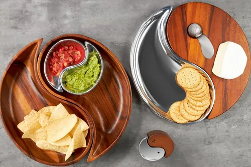 Vista 2 de Nambé Yin Yang Tabla de queso con esparcidor – Tabla de servir de madera de acacia y aleación de 13 pulgadas para queso, embutidos y aperitivos