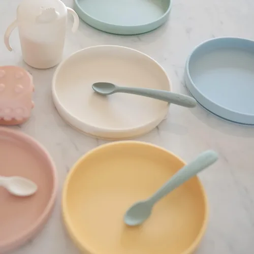 Vista 5 de mushie Plato de Succión Clásico de Silicona Diseño Antideslizante Libre de BPA (Blush)