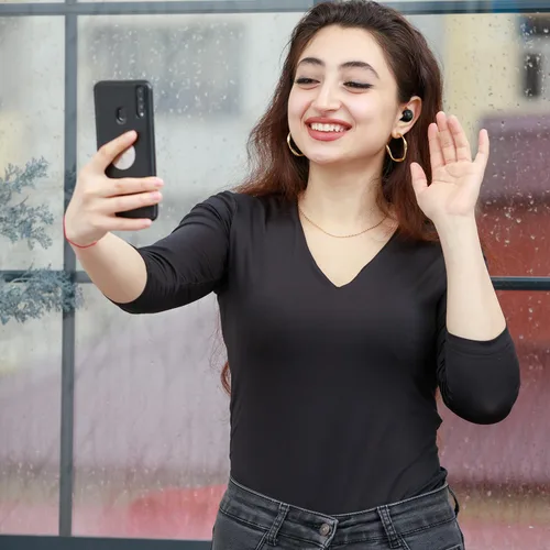 Vista 2 de FAAEAL Auriculares inalámbricos Bluetooth 5.3 con estuche de carga inalámbrica, auriculares estéreo impermeables en el oído, micrófono integrado