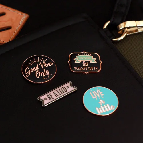 Vista 7 de PinMart Pin de solapa esmaltado motivacional Pin de solapa esmaltado chapado en níquel y cobre para ropa, bolsas y cordones Pin inspirador que