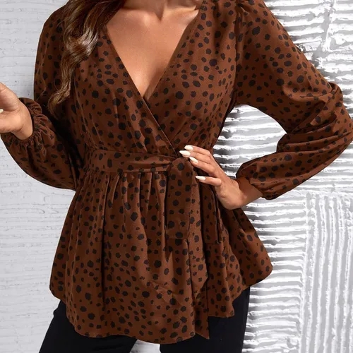 Vista 6 de OYOANGLE Blusa de maternidad para mujer, elegante, con lunares, manga larga, cuello en V, con cinturón, ropa de embarazo