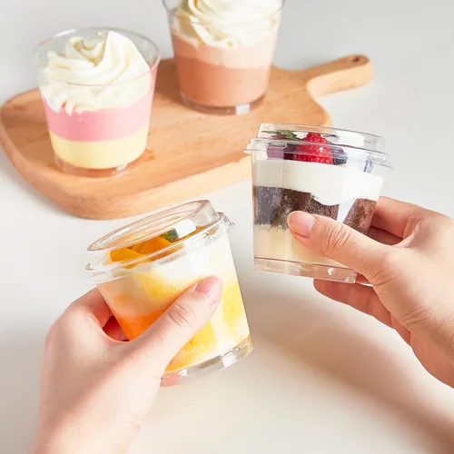 Vista 5 de Paquete de 50 mini tazas de postre de 6 onzas con tapas altas y cucharas, tazas pequeñas de plástico para tartas, tazas redondas para servir parfait