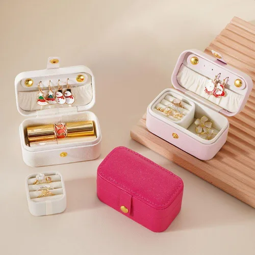 Vista 4 de Joyero de viaje de piel sintética, mini organizador de joyería, tamaño de viaje, artículos esenciales de viaje para lápiz labial, anillo, colgante