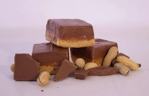 Vista 2 de Fudge de chocolate con caramelo y pecanas de Betsy's Fancy Fudge, 1 libra en 4 piezas envueltas, sin gluten, ideal para regalos, hecho a mano