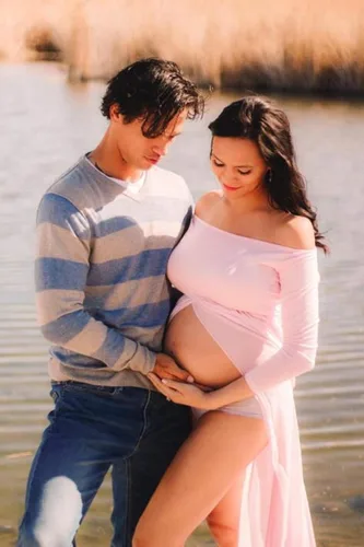 Vista 3 de Yuanlar Vestido de maternidad de manga larga con hombros descubiertos, vestido de gasa con abertura frontal para sesión de fotos