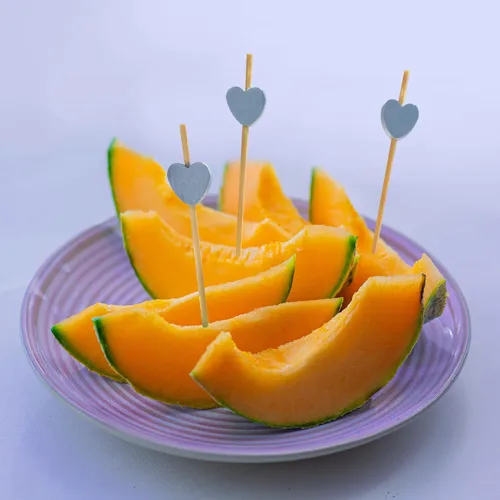 Vista 3 de BambooMN Pinchos de bambú con corazón azul de 3.9 pulgadas para eventos con catering, vacaciones, restaurantes o bufés, suministros de fiesta, 100