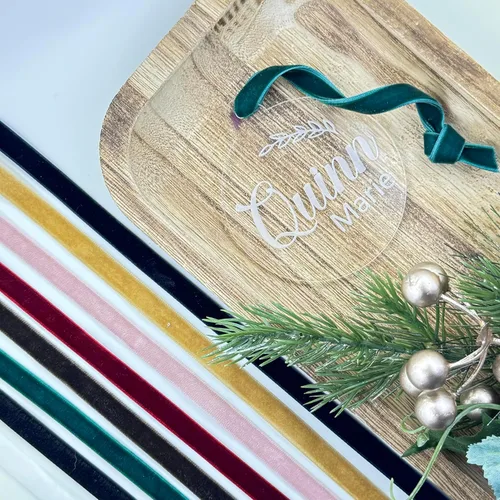 Vista 9 de Adorno de Navidad acrílico hecho a mano personalizado con cinta de terciopelo, 9 diseños personalizados disponibles, regalo único o recuerdo