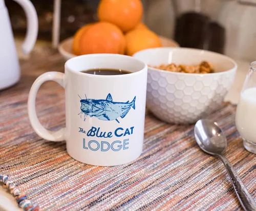 Vista 5 de Surreal Entertainment Exclusiva taza de café de cerámica blanca con logotipo de gato azul de Ozark, colección oficial de televisión, juego de cocina