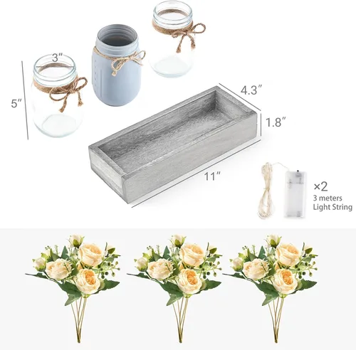 Vista 4 de Mkono Luces de Frasco Mason Centro de Mesa Decoración de Mesa para Comedor Bandeja de Madera Estilo Granja con 3 Frascos Flores Piezas Centrales