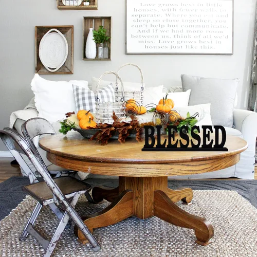 Vista 3 de Letrero decorativo de madera con texto en inglés "Blessed" para decoración del hogar