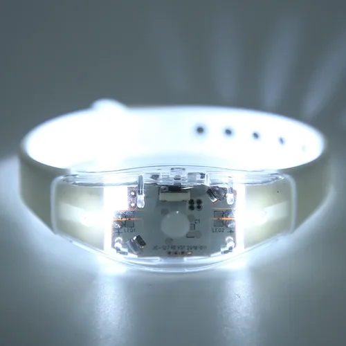 Vista 9 de plplaaoo Pulsera LED, pulsera LED de ciclismo, pulsera de silicona ajustable con luz LED, luces de correr para corredores, bandas reflectantes