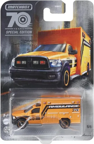 Vista 2 de Matchbox Moving Parts - Vehículo fundido a presión de 70 años de edición especial, HMV12 ~ Inspirado en la ambulancia Ram 2019 ~ 5/5 naranja y negro
