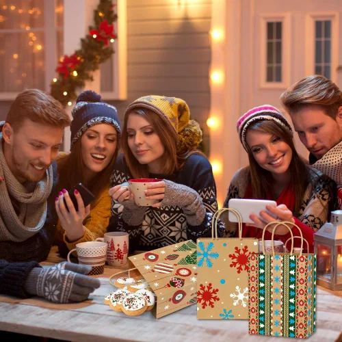 Vista 8 de Vellibring 24 piezas de bolsas de regalo de Navidad Kraft, bolsas de papel de Navidad con asa, bolsas de papel de Navidad con estampados navideños