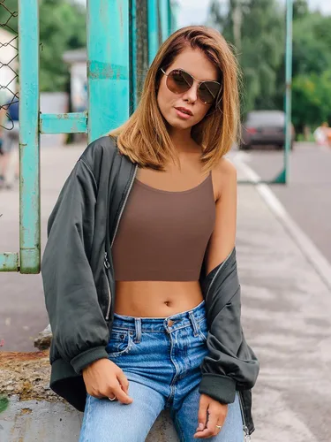 Vista 6 de Paquete de 4 camisetas cortas sin mangas para mujer, camiseta corta con tirantes delgados, camiseta básica deportiva, media camisola