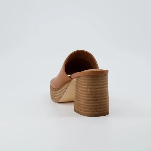 Vista 5 de CUSHIONAIRE Sandalia Keeper suave de una banda de tacón + espuma viscoelástica, anchos disponibles, whisky 11 W, whisky