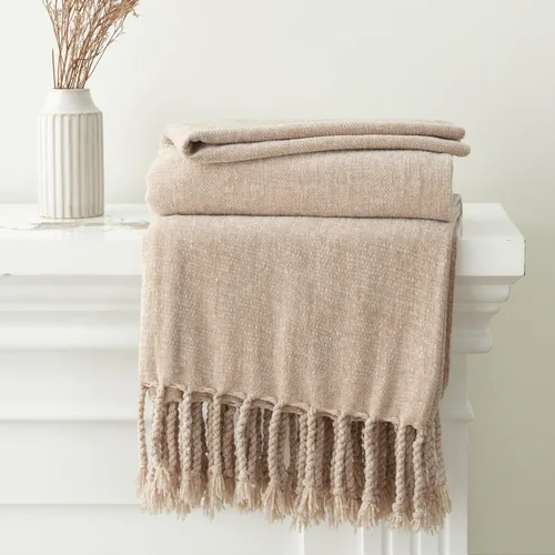 Vista 4 de BATTILO HOME Manta de Chenille Beige para Sofá, Manta Decorativa con Flecos Aterciopelados Color Caqui Tostado para Sofá Decoración del Hogar