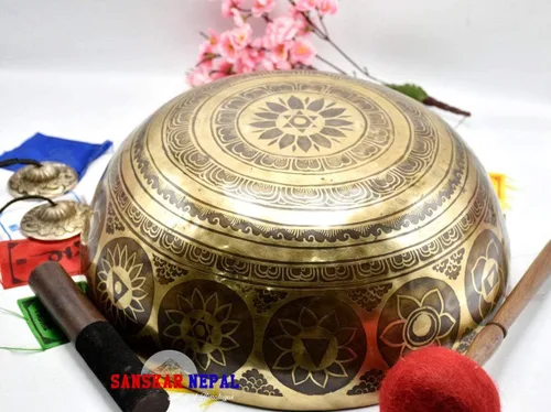 Vista 3 de Cuenco grande para cantar – 16 pulgadas de diámetro – Cuenco de pie de Buda para estar grabado por artesanos de Nepal – para curación, baño