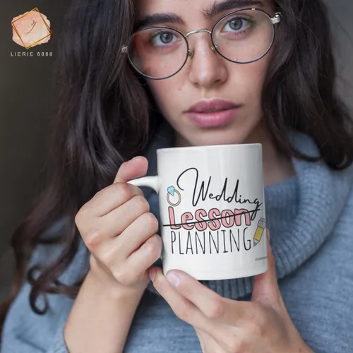 Vista 7 de Taza de planificación de lecciones de boda para profesores, regalos para novia, taza de café de compromiso