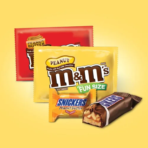 Vista 4 de SNICKERS & M&M'S Peanut Butter Lovers - Mezcla variada de caramelos de chocolate de tamaño divertido, 32.2 onzas, bolsa de 55 piezas