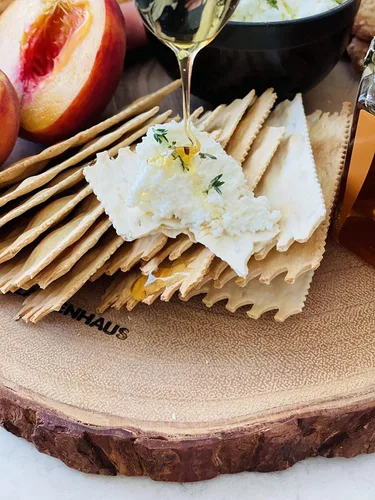 Vista 3 de Zassenhaus Natural Bark - Tabla redonda de madera de acacia para servir y queso, 12.5 pulgadas, marrón