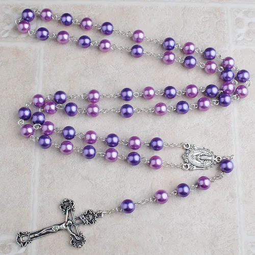 Vista 4 de Collar de rosario de perlas de cristal púrpura y rosa con pieza central de miracuolo y crucifijo de plata con caja de regalo de metal Puprle, Perla