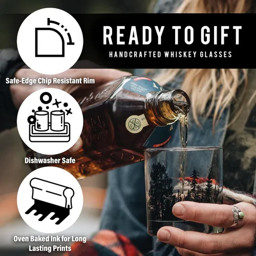 Vista 3 de Black Lantern Juego de vasos de whisky Cabin in the Forest – Vasos de 11 oz estilo antiguo con diseño de cabaña y pino Cristalería de base pesada