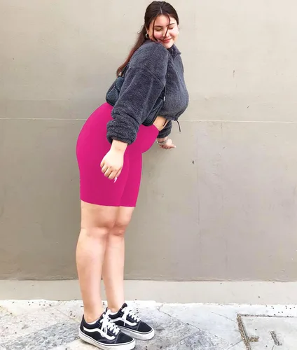 Vista 3 de NEW YOUNG Paquete de 3 pantalones cortos de ciclismo de talla grande con bolsillos para mujer, pantalones de yoga de cintura alta de 8 pulgadas