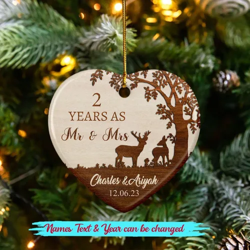Vista 2 de Adorno de cerámica de 2 años de Navidad 2025, adorno de cerámica personalizado para parejas, regalo para parejas, aniversario, boda, señor Sra.