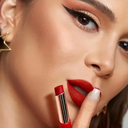 Vista 4 de ESIKA Colorfix Lápiz labial mate 24H Rojo Actitud 2 g / 0.07 oz.