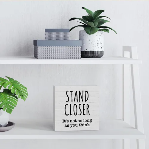 Vista 6 de Letrero con texto en inglés "Stand Closer - Not As You Think", decoración de baño para niños, regalo de inauguración de la casa, regalo divertido, 5