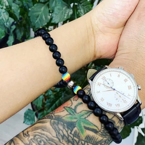 Vista 2 de Disfraz de collar de diamantes a la moda negro blanco arco iris imán de cuentas de hierro para parejas conjunto de pulseras de cuentas de arco iris