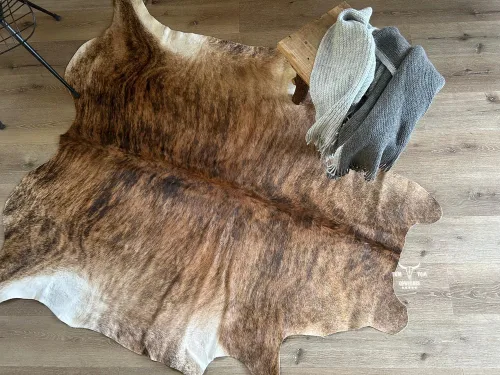 Vista 2 de Alfombra de piel de vaca 6x6 Brindle Medium Piel Natural