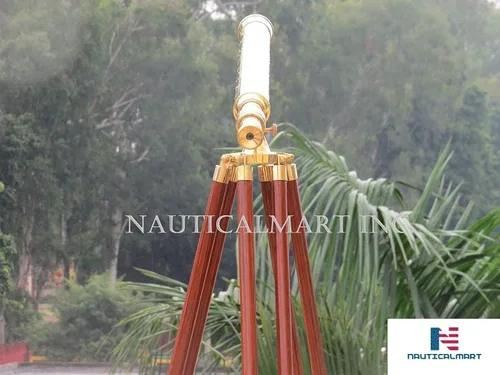 Vista 3 de Telescopio Harbormaster de latón con revestimiento transparente de 40 pulgadas en un trípode de caoba con montaje estándar