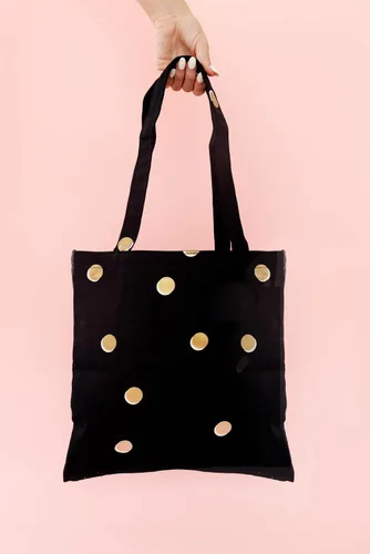 Vista 2 de kate spade new york Bonita bolsa tote de lona para mujeres, bolsa de playa de lona negra, bolsa para libros con bolsillo, puntos dispersos