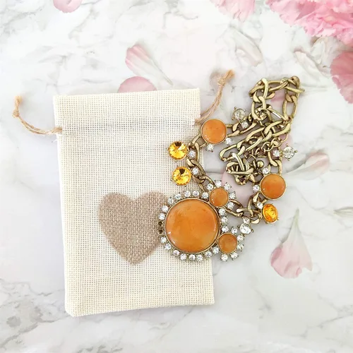 Vista 7 de SumDirect Bolsas de arpillera de corazón con cordón – 36 bolsas pequeñas de lino beige de 4 x 6 pulgadas para regalo de boda, baby shower
