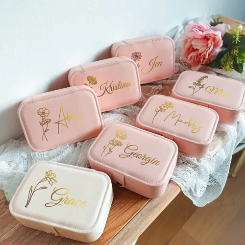 Vista 2 de DayOfShe Joyero de viaje personalizado para regalos de novia, dama de honor, organizador de joyas de cuero personalizado con nombre para propuesta